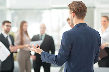 un líder dando instrucciones a otras personas